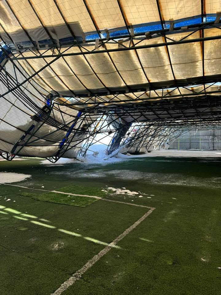 Başkan Demir kar yağışında tavanı çöken işyerini ziyaret etti