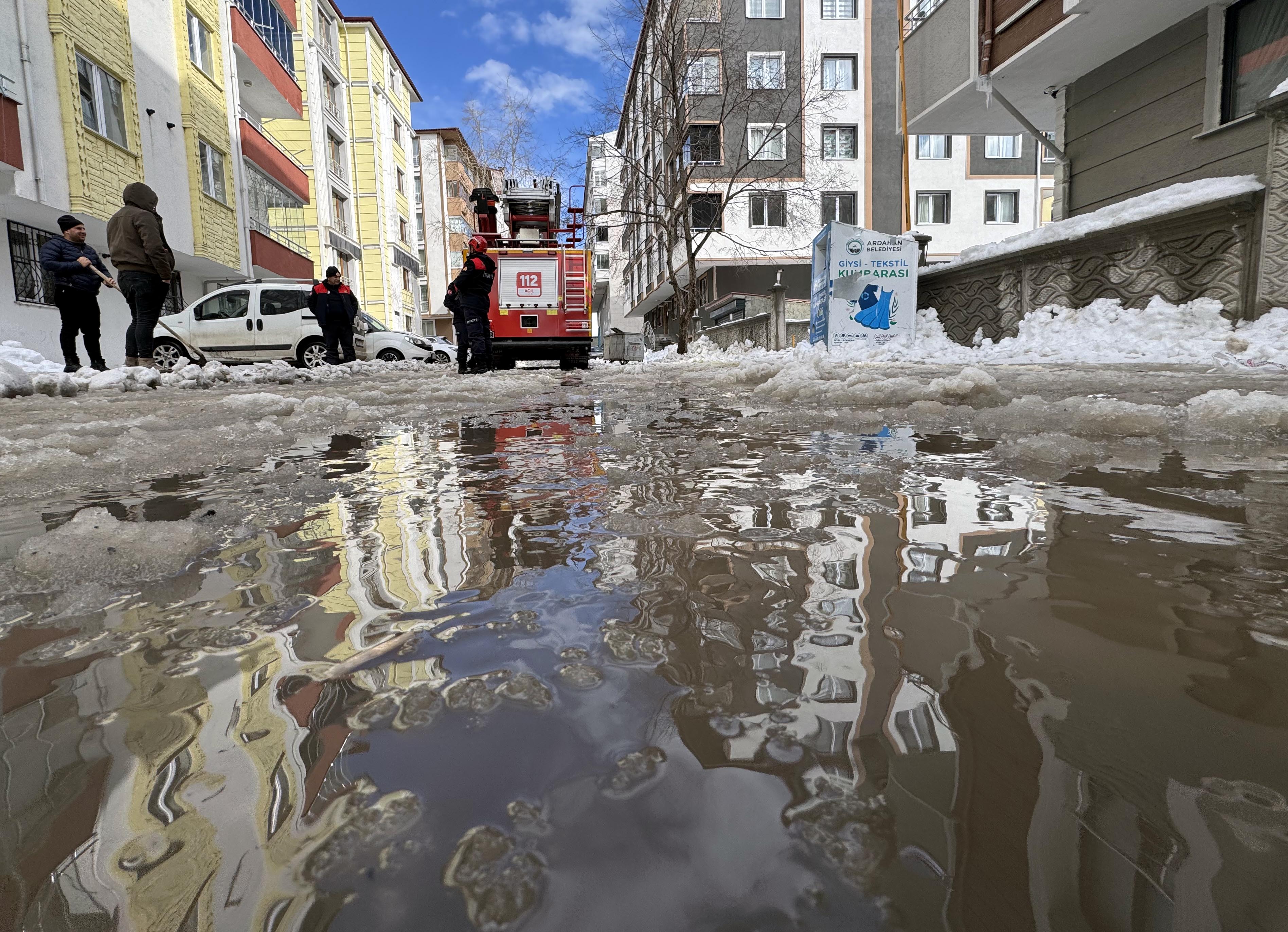 Ardahan'da çatılardaki buz ve kar kütleleri temizleniyor