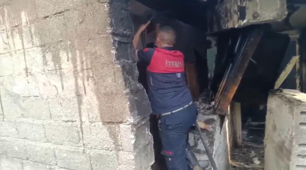 Ağrı'da bir ev küle döndü