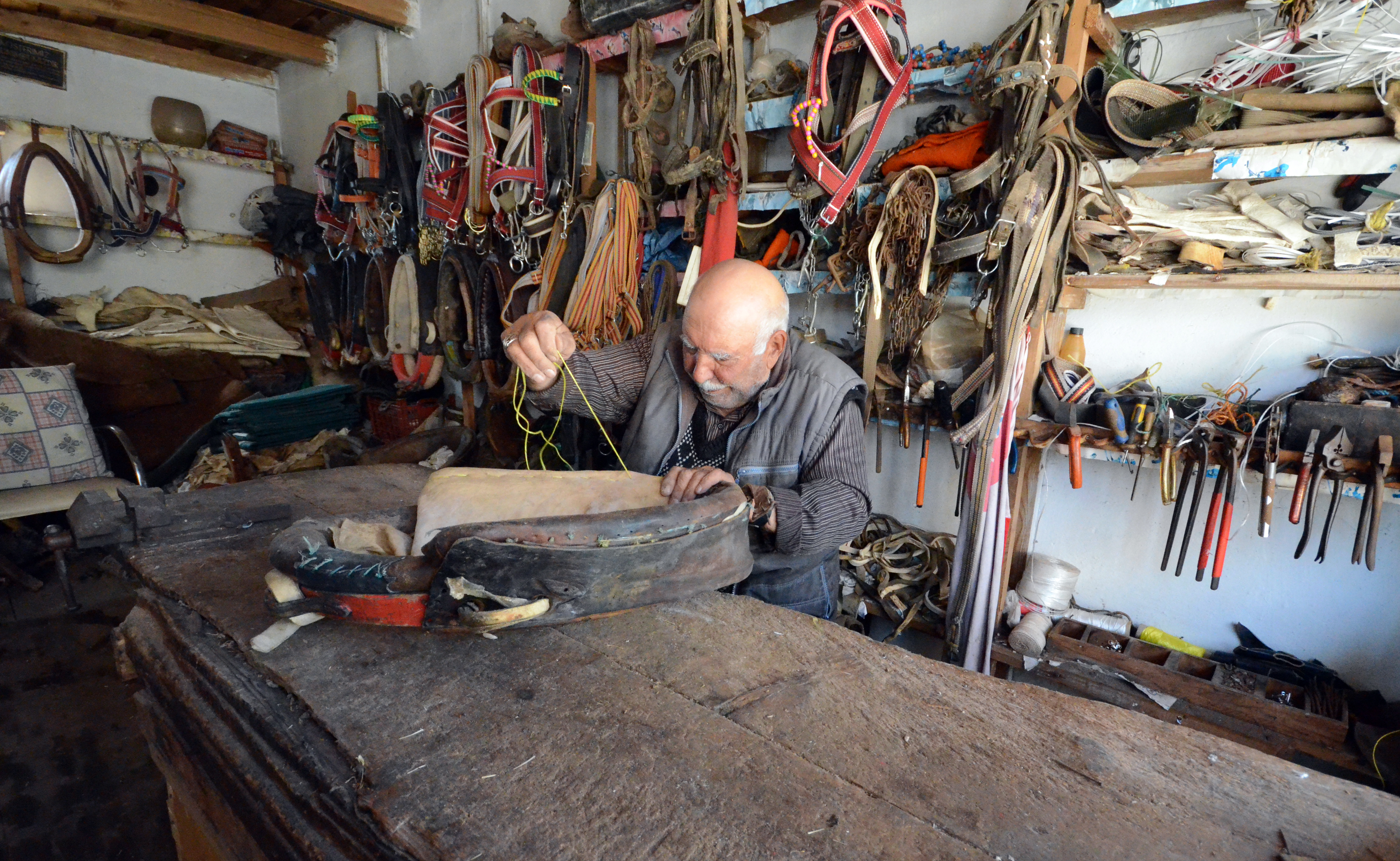 Unutulmaya yüz tutan saraçlığa ilerleyen yaşına rağmen veda etmiyor