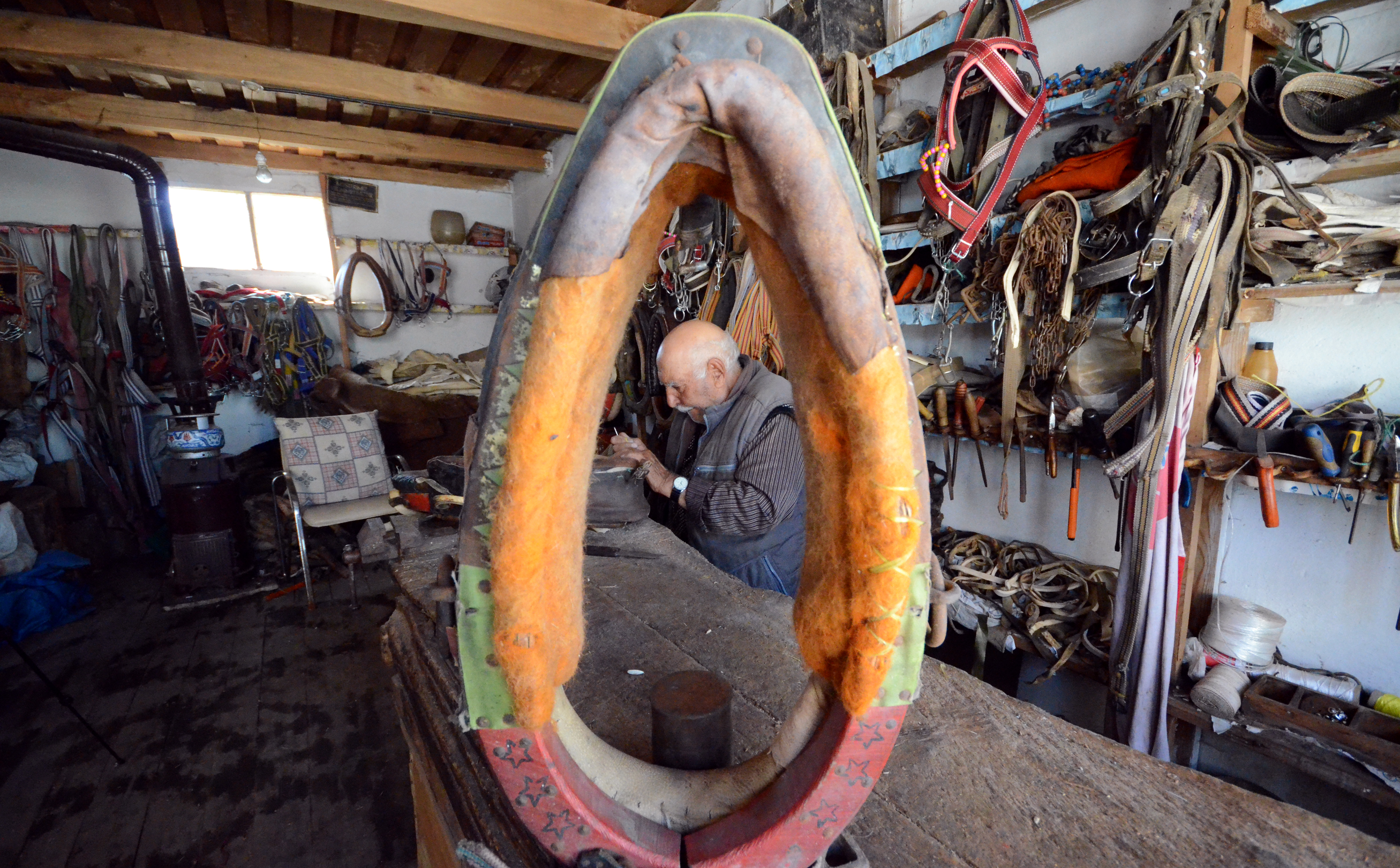 Unutulmaya yüz tutan saraçlığa ilerleyen yaşına rağmen veda etmiyor