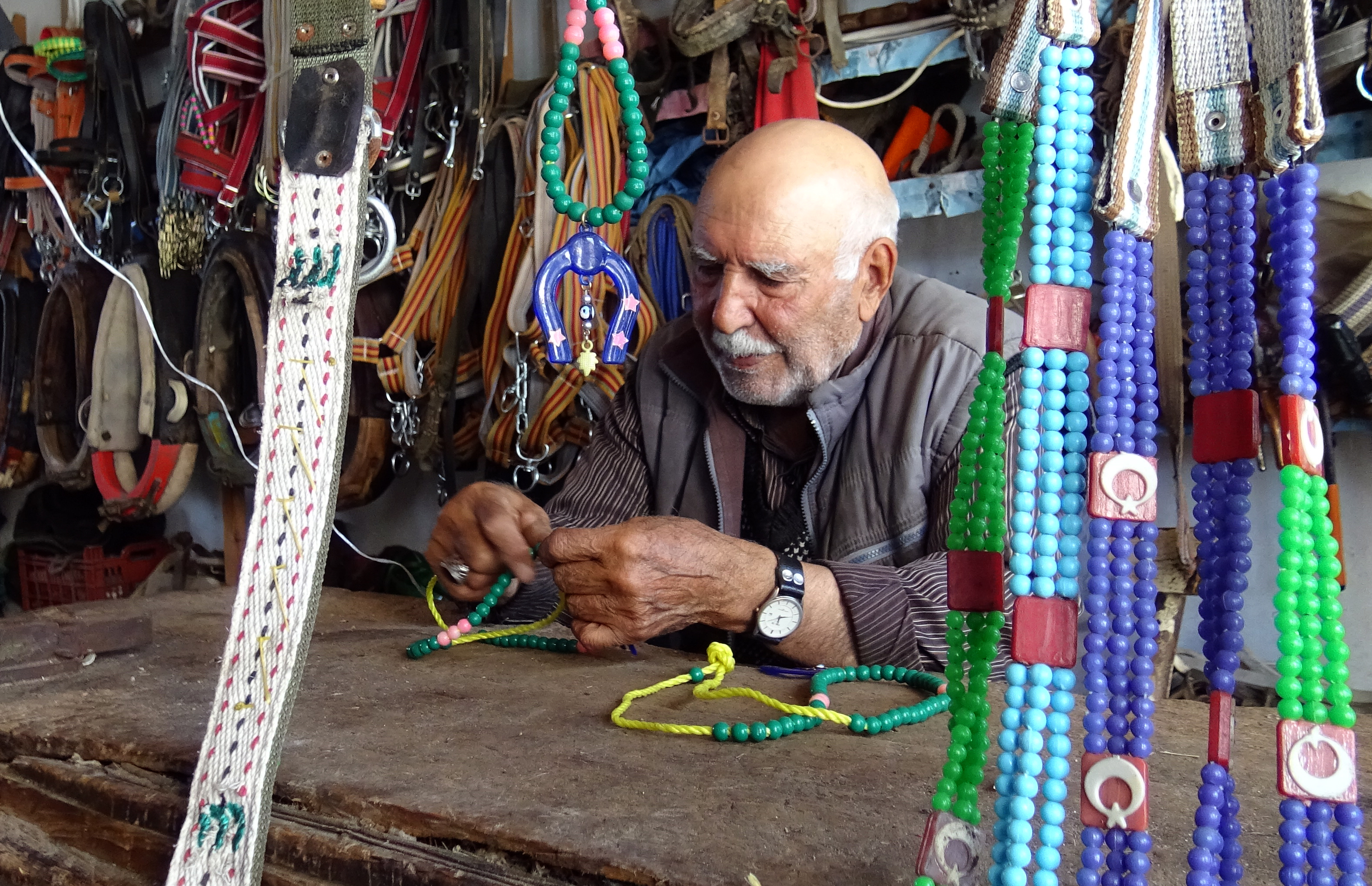 Unutulmaya yüz tutan saraçlığa ilerleyen yaşına rağmen veda etmiyor