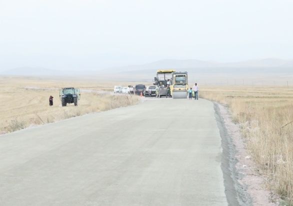 Kars'ın köy yolları sıkıştırılmış betonla yenileniyor