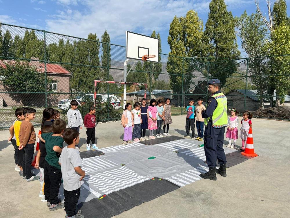 Kars'ta jandarmadan öğrencilere trafik eğitimi