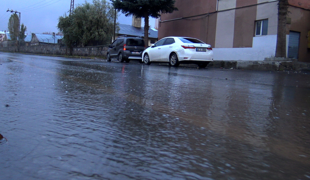 Sarıkamış'ta sağanak etkili oldu