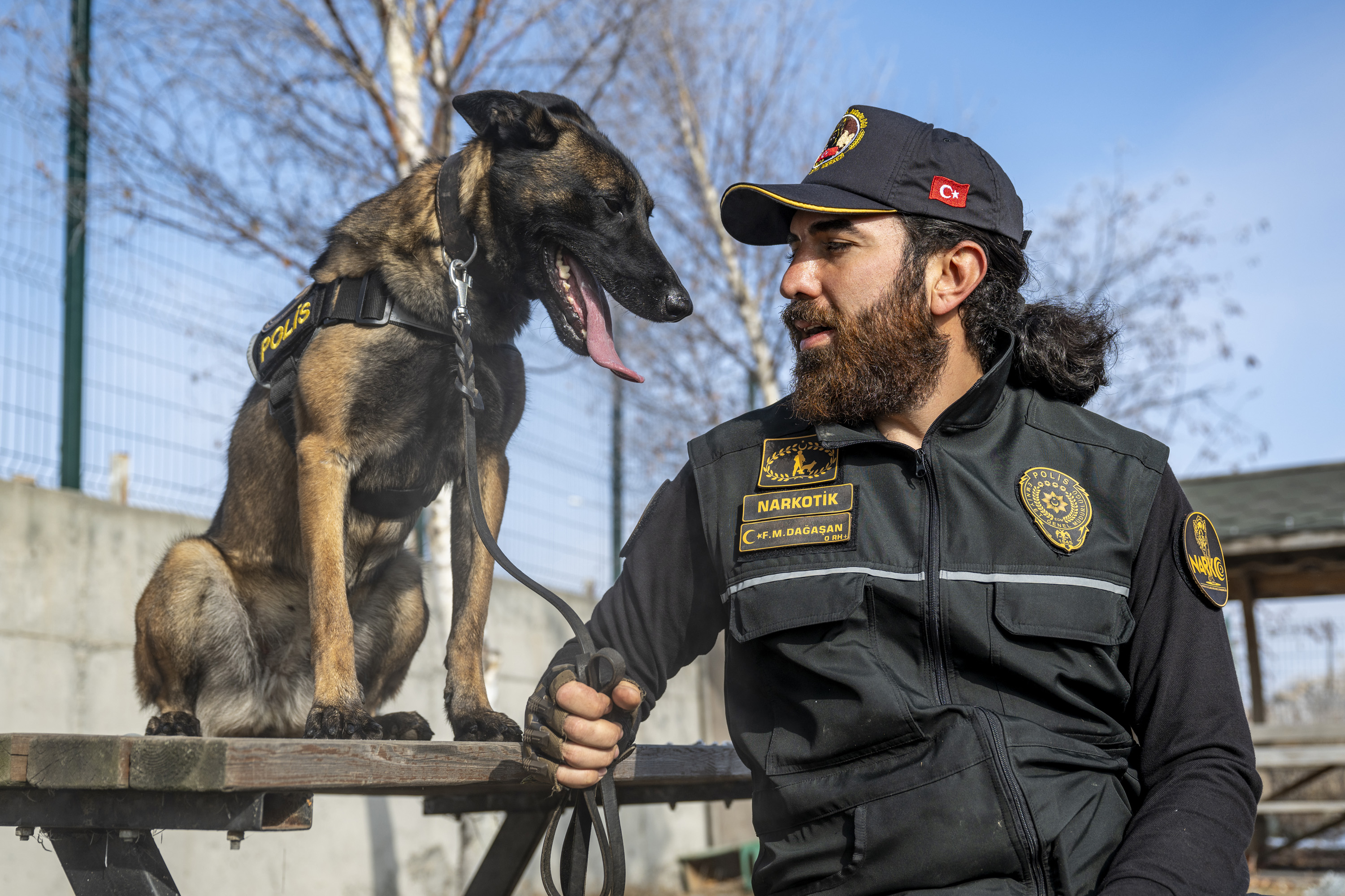 Narkotik dedektör köpeği Şila, gizlenen pirinç tanesi kadar maddeyi dahi buluyor