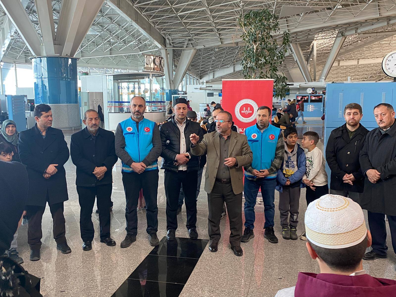 Umre yolcuları dualarla uğurlandı