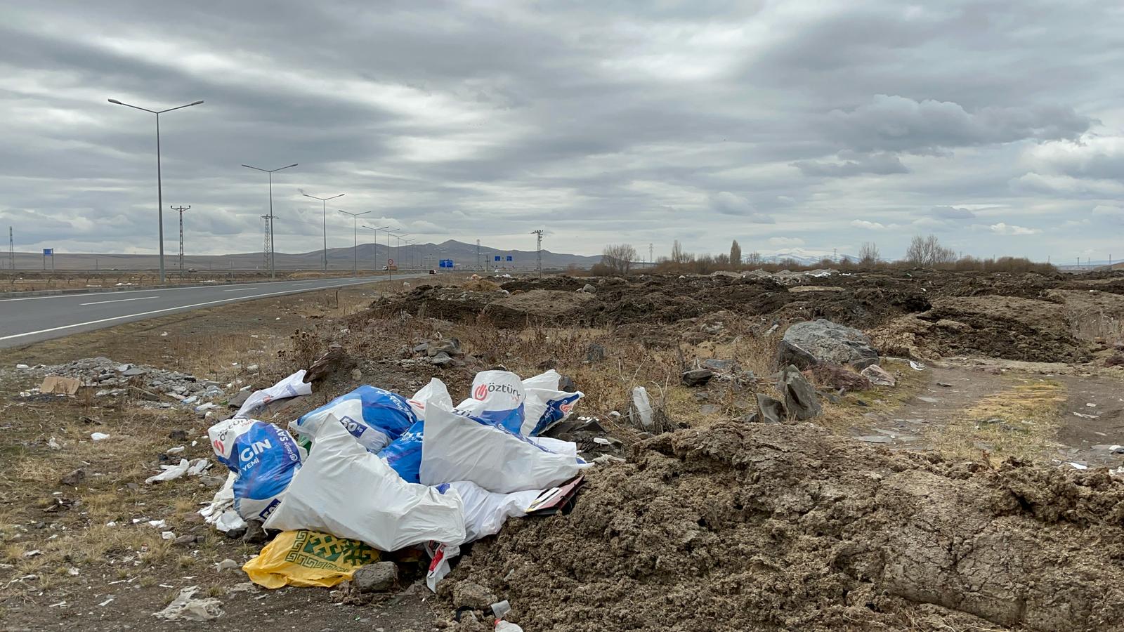 Kars’ın giriş bulvarları çöp ve hafriyat yığınlarıyla doldu