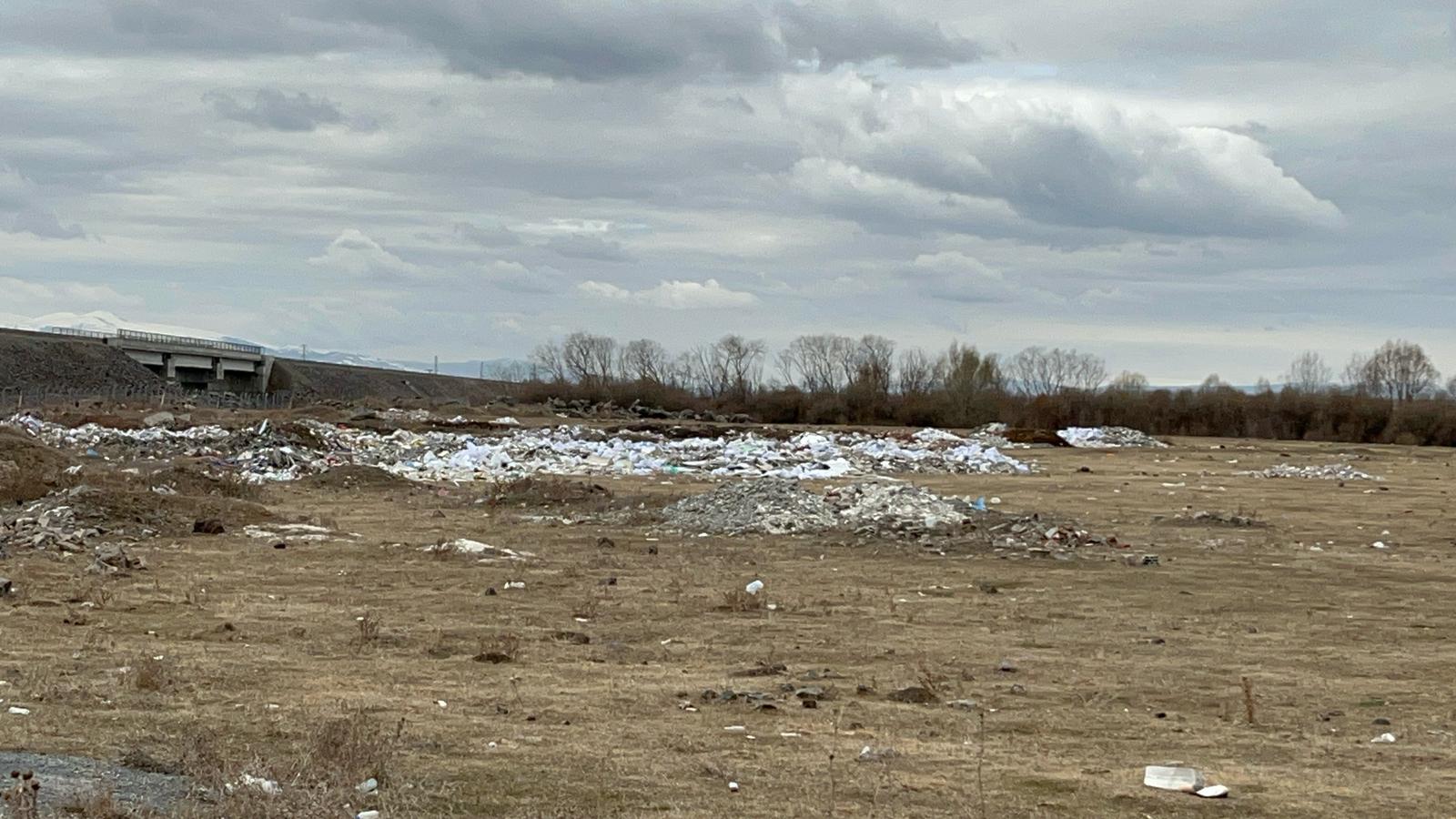 Kars’ın giriş bulvarları çöp ve hafriyat yığınlarıyla doldu