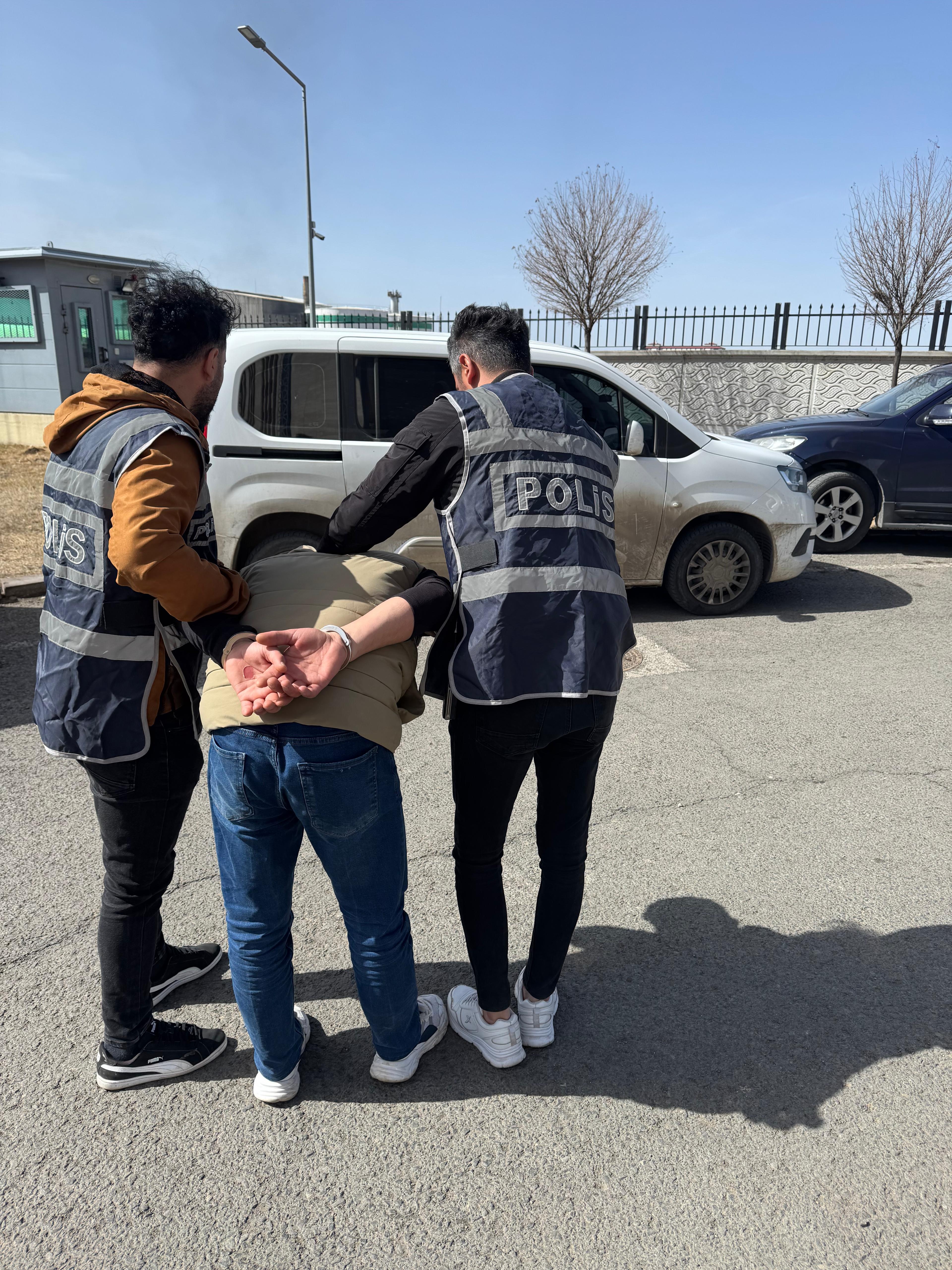 Kars'ta kadın kılığına girmiş erkek şahıs yakalandı