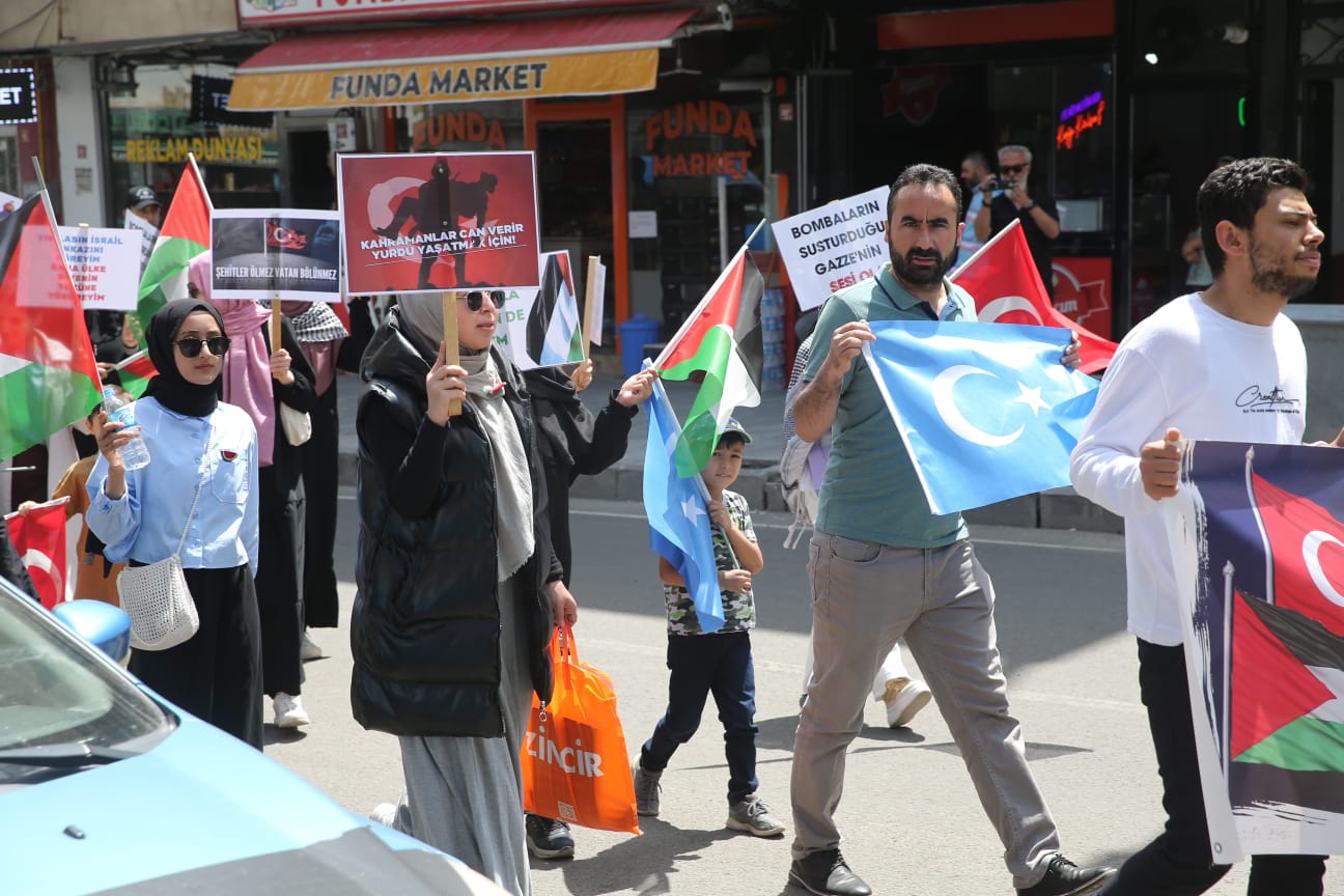 Kars'ta sağlık çalışanları Gazze için 33 haftadır "sessiz yürüyüş" yapıyor