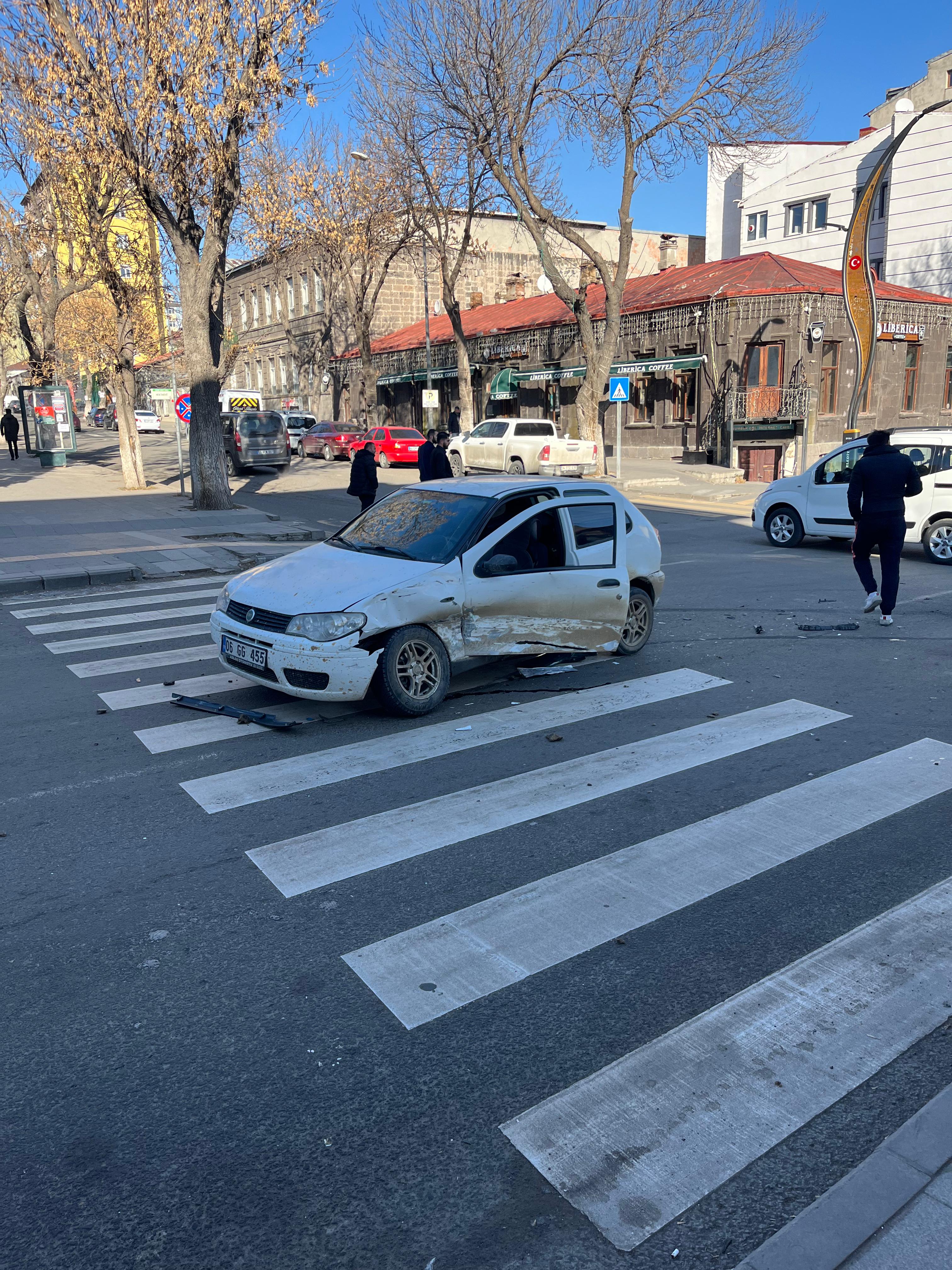 Bu kavşakta kazalar eksik olmuyor