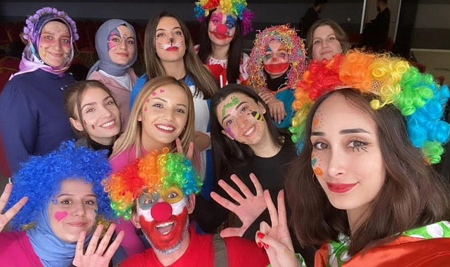 23 Nisan’ı hastanede geçiren çocuklara palyaço sürprizi