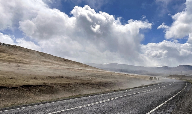 Ardahan'da güneşli hava yollarda buharlaşma oluşturdu
