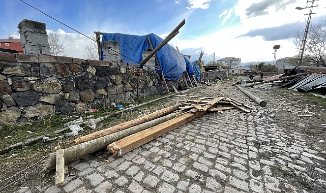 Ardahan'da şiddetli rüzgar çatıları uçurdu
