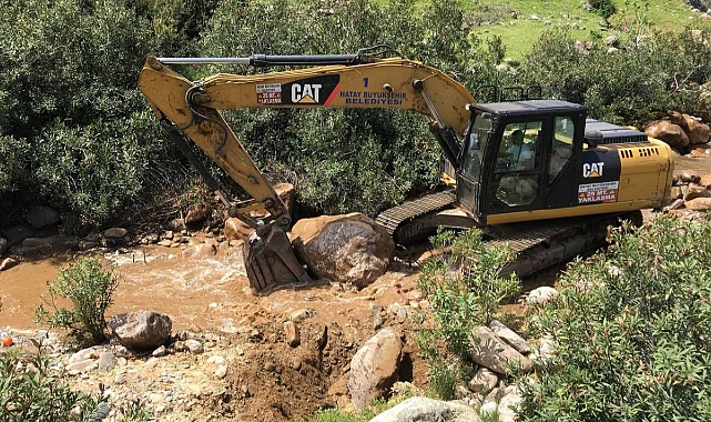 Asırlık çayın deprem sonrası yer altına girmesi böyle görüntülendi