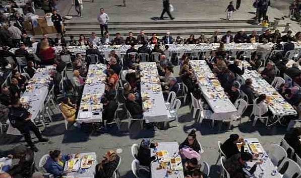 Burhaniye'de 5000 kişilik iftar yemeği
