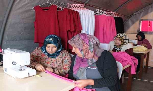 Çadırda dikiş atölyeleri depremzedelere yeni gelir kapısı oldu