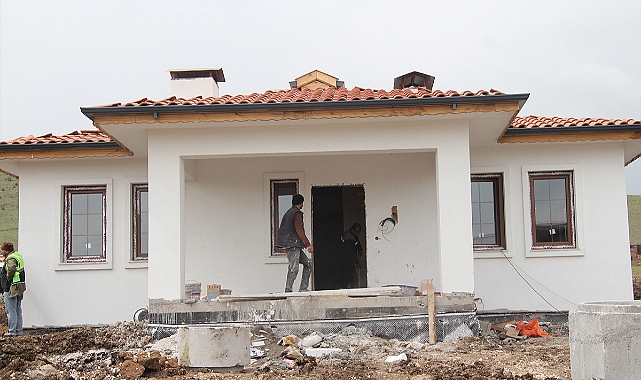 Deprem bölgesinde yapılan köy evlerinin ilk etabı bayramda teslim ediliyor