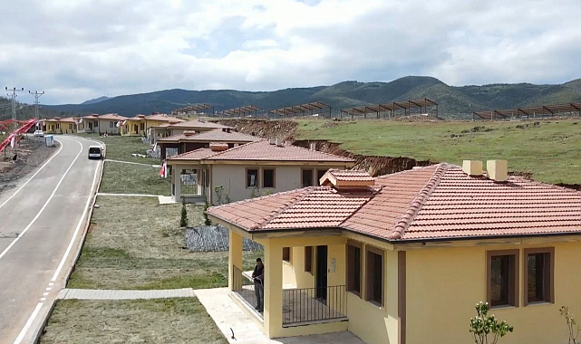 Depremden 76 gün sonra üç köyde yapımı tamamlanan köy evlerinin teslimi yapıldı