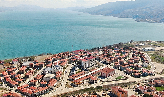 Depremin merkez üssünde göl manzaralı TOKİ konutları dikkat çekiyor