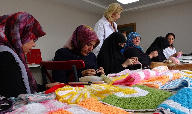 Depremzede kadınlar, el sanatlarıyla depremin izlerini silmeye çalışıyor