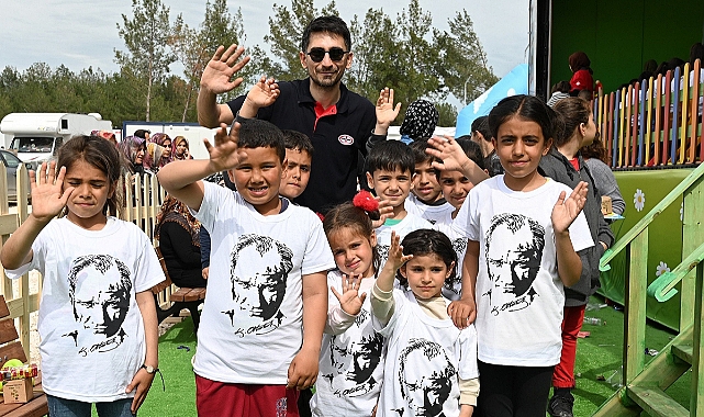 Eğitici aktivitelerle donatılmış gezici tırı deprem bölgesinde çocuklar ve gençlerle buluşuyor