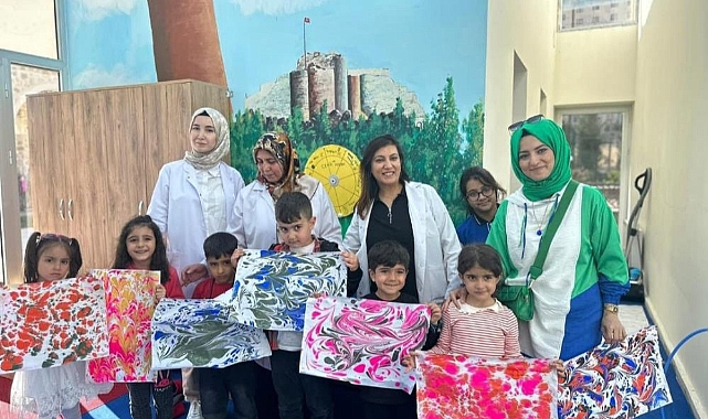Elazığ’da çocuklar ebru sanatı ile tanıştı