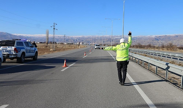 Emniyet kemerinin kullanımının önemine dikkat çekmek için yollarda ‘Bu Yolda Sana Çok Güveniyoruz’ afişleri yer alacak