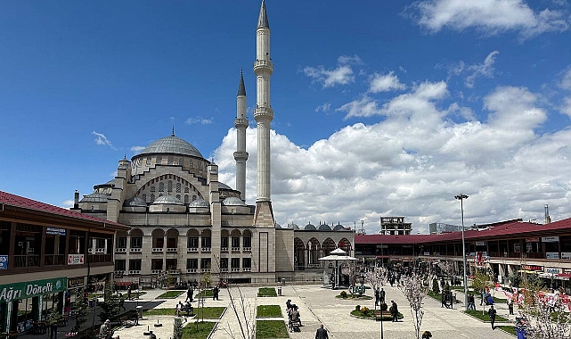 Erciş'te 2011 depremlerinde yıkılan yapıların bulunduğu alan ticaret merkezine dönüştürüldü
