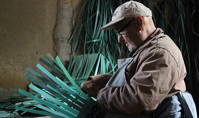Felçli haliyle plastik atıklardan çanta yapıyor