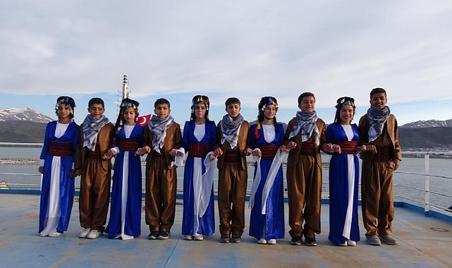 Hakkarili minikler ilk kez feribota binip Van Gölü kıyısında halay çekti