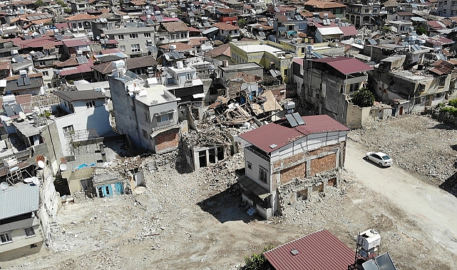 Hatay'da enkazların gölgesinde bayram hazırlığı