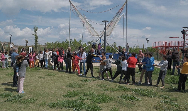  Hatay’da ünlülerden depremzede çocuklara moral