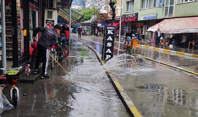 Iğdır'da vatandaşlar yağmura hazırlıksız yakalandı