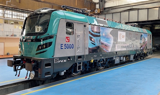 İlk yerli ve milli elektrikli anahat lokomotifi E5000 raylara iniyor