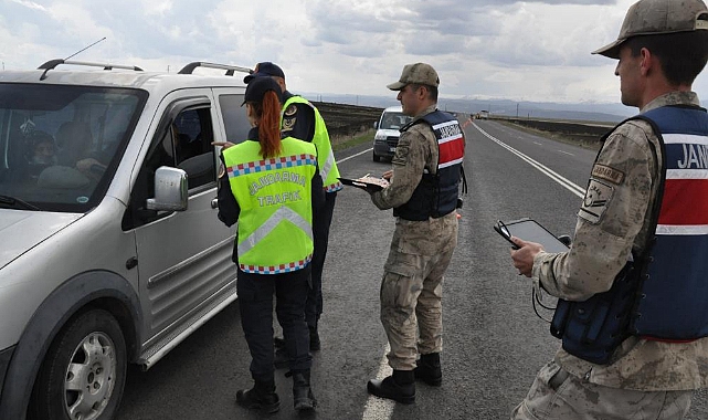 Jandarma bayram öncesi yol kontrollerini artırdı