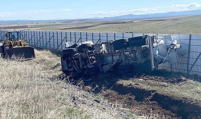 Kars'ta beton mikseri devrildi, 2 kişi yaralandı