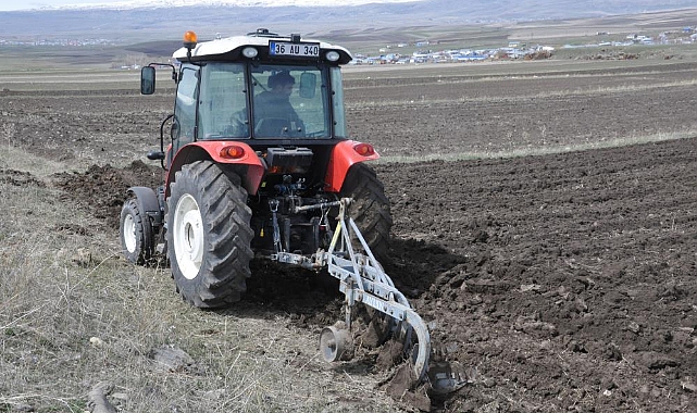 Kars'ta çiftçilerin tarla ekimi başladı