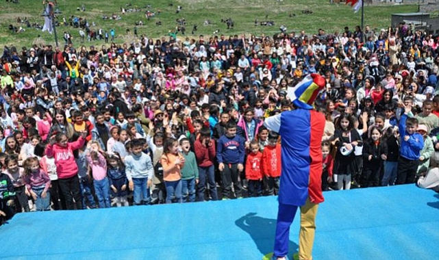 Kars'ta çocuk şenliği düzenledi