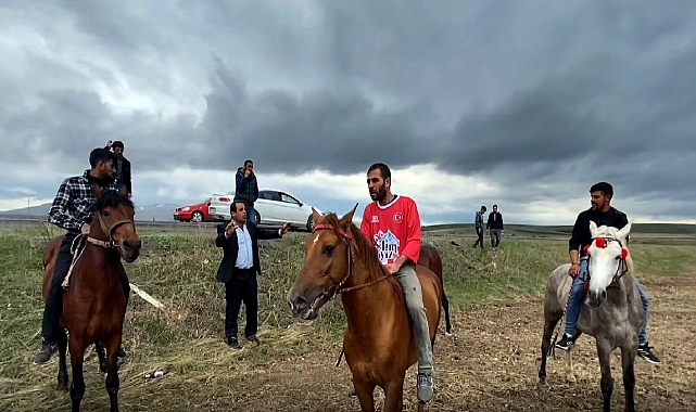 Kars'ta geleneksel at yarışları düzenlendi