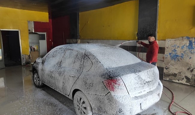 Kars’ta oto yıkamacılarda bayram mesaisi
