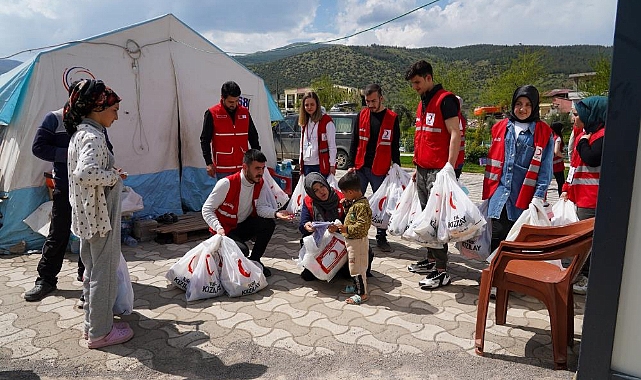 Kızılay bayramda depremzedelerin yanında