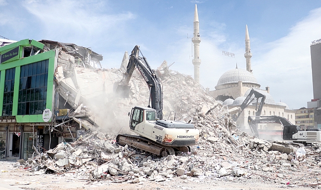 Malatya'da ağır hasarlı binaların yıkımı ve enkaz kaldırma çalışmaları sürüyor