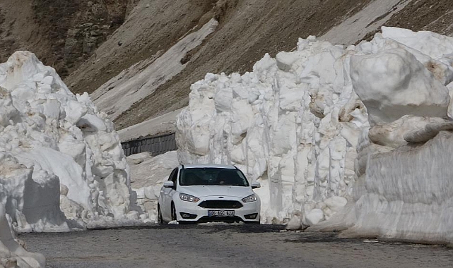 Nemrut Krater Dağı’nda 5 metrelik kar tünelleri