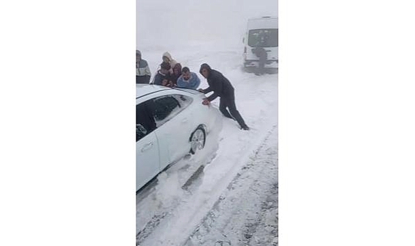 Palandöken geçidinde kar ve tipide mahsur kaldılar