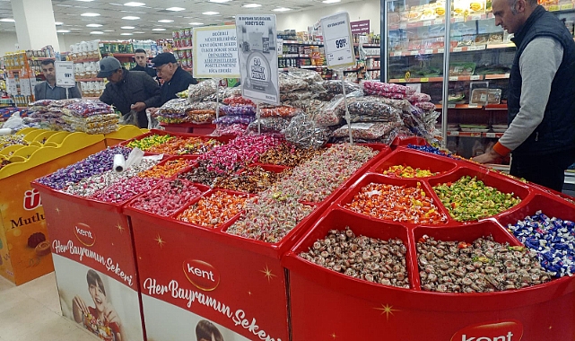 Rengarenk bayram şekerleri rafları süsledi