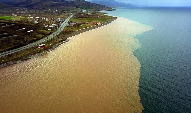 Sel suları Van Gölü’nü kahverengiye boyadı