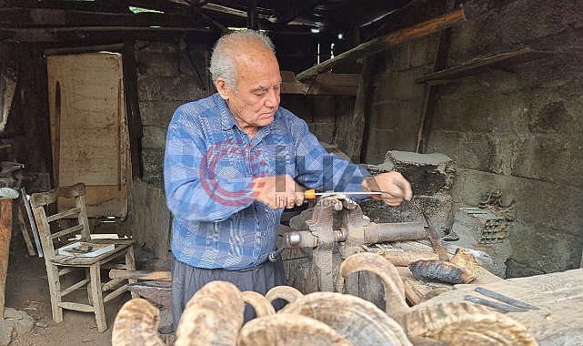 Son ustalardan Fevzi amcanın elinde koç boynuzu ve yay sanata dönüşüyor