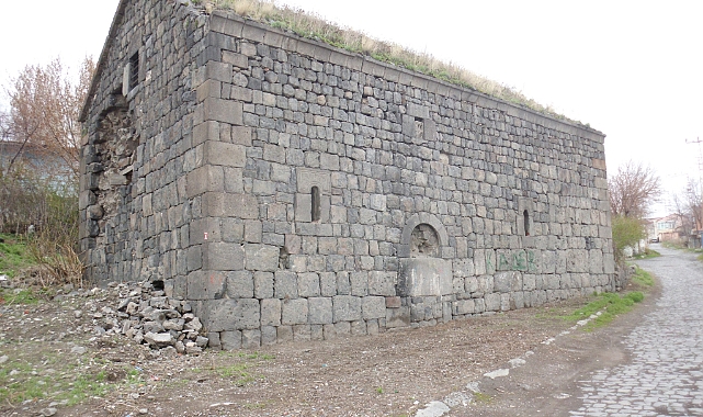 Taş camii kurtarılmayı bekliyor